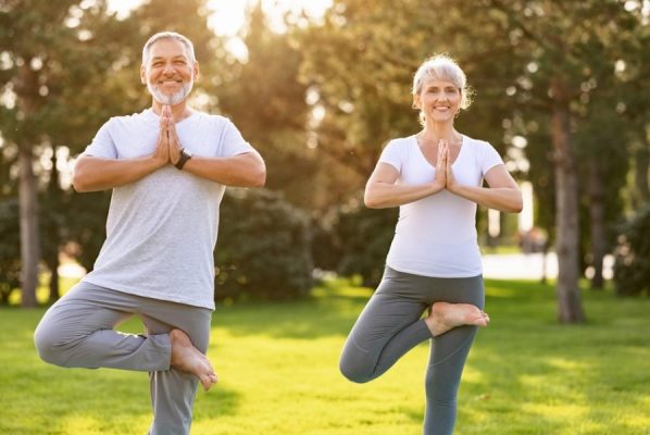 nguoi-cao-tuoi-co-nen-tap-yoga