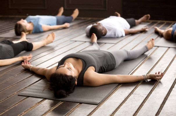 nguoi-cao-tuoi-co-nen-tap-yoga